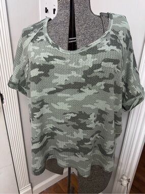 Women’s Sandy & Sid Waffle Pattern Camouflage Knit Top Medium